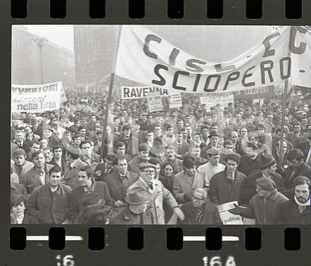 1970ca MILANO Sciopero generale in piazza Duomo (1) NEGATIVO ORIGINALE Negativo originale in bianco e nero (su pellicola), in formato 35mm CONDIZIONI:  FAIRE' severamente vietata la riproduzione. Tutti i diritti sono riservati. ICharta mette in vendita, sul negozio eBay e in esclusiva sul sito "icharta" il proprio archivio composto da numerose diapositive e negativi fotografici d'epoca, tutti originali e autentici, che attraversano la storia del costume italiano tra gli la fine degli anni Sessanta e Novanta.Si tratta di uno sguardo inedito sull'attualità, la politica, la vita quotidiana, il gossip e la cultura, che fotografa il cambiamento della nazione in quest'ultimo scorcio del XX secolo. Un'occasione unica per il mercato del collezionismo, che vede finalmente disponibile un archivio eccezionale per vastità, tematiche e condizioni, in un settore (il negativo fotografico e la diapositiva) di assoluta novità e dalle interessanti prospettive di investimento. FAIR/discreto   originale e autentica 1