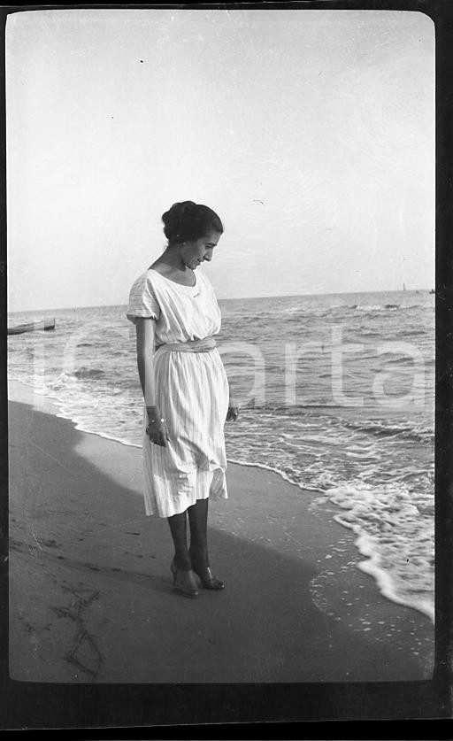 1921 VIAREGGIO Ritratto di giovane donna in spiaggia NEGATIVO ORIGINALE  Negativo originale in bianco e nero (su pellicola), in formato cm 6 x 4 CONDIZIONI: FAIR ICharta mette in vendita, sul negozio eBay e in esclusiva sul sito "icharta" il proprio archivio composto da numerose diapositive e negativi fotografici d'epoca, tutti originali e autentici, che attraversano la storia del costume italiano tra gli la fine degli anni Sessanta e Novanta.Si tratta di uno sguardo inedito sull'attualità, la politica, la vita quotidiana, il gossip e la cultura, che fotografa il cambiamento della nazione in quest'ultimo scorcio del XX secolo. Un'occasione unica per il mercato del collezionismo, che vede finalmente disponibile un archivio eccezionale per vastità, tematiche e condizioni, in un settore (il negativo fotografico e la diapositiva) di assoluta novità e dalle interessanti prospettive di investimento. FAIR/discreto   originale e autentica 1
