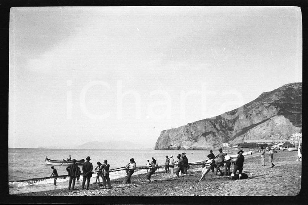 1925 LIGURIA Pescatori tirano a riva le reti NEGATIVO ORIGINALE  Negativo originale in bianco e nero (su pellicola), in formato cm 6 x 4 CONDIZIONI: FAIR ICharta mette in vendita, sul negozio eBay e in esclusiva sul sito "icharta" il proprio archivio composto da numerose diapositive e negativi fotografici d'epoca, tutti originali e autentici, che attraversano la storia del costume italiano tra gli la fine degli anni Sessanta e Novanta.Si tratta di uno sguardo inedito sull'attualità, la politica, la vita quotidiana, il gossip e la cultura, che fotografa il cambiamento della nazione in quest'ultimo scorcio del XX secolo. Un'occasione unica per il mercato del collezionismo, che vede finalmente disponibile un archivio eccezionale per vastità, tematiche e condizioni, in un settore (il negativo fotografico e la diapositiva) di assoluta novità e dalle interessanti prospettive di investimento. FAIR/discreto   originale e autentica 1
