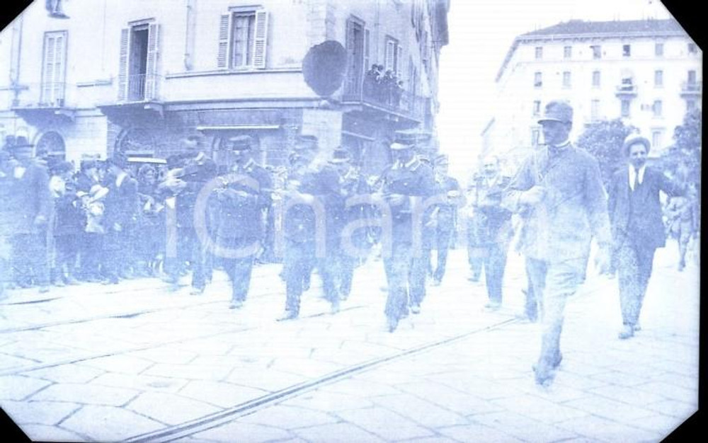 Fotografia d epoca originale 1915ca MILANO Banda in sfilata con militare NEGATIVO ORIGINALE 1