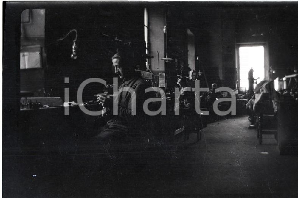 1920ca MILANO LAMBRATE Interni di un'officina NEGATIVO ORIGINALE   Negativo originale (su pellicola) in bianco e nero, in formato cm 6 x 4 CONDIZIONI: FAIR (rozzamente rifilato) ICharta mette in vendita, sul negozio eBay e in esclusiva sul sito "icharta" il proprio archivio composto da numerose diapositive e negativi fotografici d'epoca, tutti originali e autentici, che attraversano la storia del costume italiano tra gli la fine degli anni Sessanta e Novanta.Si tratta di uno sguardo inedito sull'attualità, la politica, la vita quotidiana, il gossip e la cultura, che fotografa il cambiamento della nazione in quest'ultimo scorcio del XX secolo. Un'occasione unica per il mercato del collezionismo, che vede finalmente disponibile un archivio eccezionale per vastità, tematiche e condizioni, in un settore (il negativo fotografico e la diapositiva) di assoluta novità e dalle interessanti prospettive di investimento. FAIR/discreto   originale e autentica 1