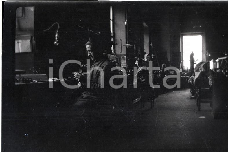 Fotografia d epoca originale 1920ca MILANO LAMBRATE Interni di un officina NEGATIVO ORIGINALE 1