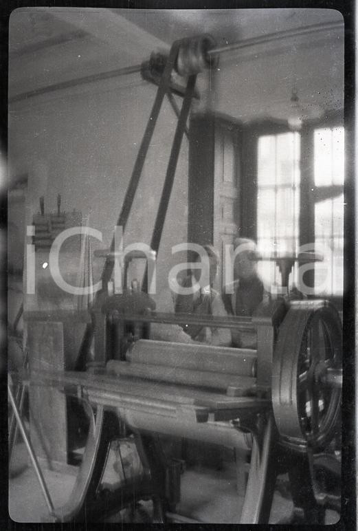 Fotografia d epoca originale 1920ca MILANO Antica tipografia con pressa NEGATIVO ORIGINALE 1