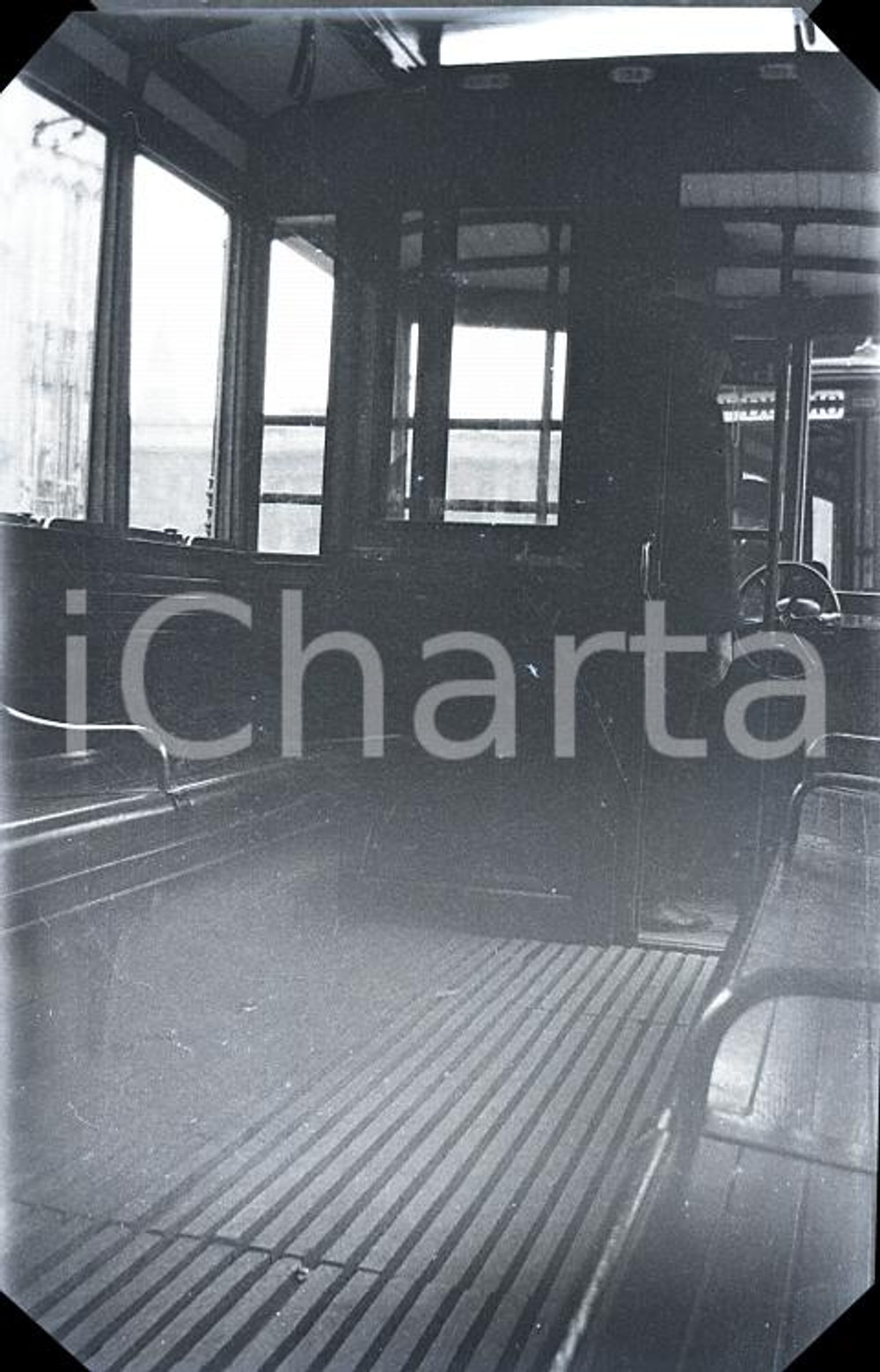 1920ca MILANO Interno di un tram NEGATIVO ORIGINALE   Negativo originale in bianco e nero, su pellicola, in formato cm 6 x 4 CONDIZIONI: FAIR (rozzamente rifilato con angoli tagliati) ICharta mette in vendita, sul negozio eBay e in esclusiva sul sito "icharta" il proprio archivio composto da numerose diapositive e negativi fotografici d'epoca, tutti originali e autentici, che attraversano la storia del costume italiano tra gli la fine degli anni Sessanta e Novanta.Si tratta di uno sguardo inedito sull'attualità, la politica, la vita quotidiana, il gossip e la cultura, che fotografa il cambiamento della nazione in quest'ultimo scorcio del XX secolo. Un'occasione unica per il mercato del collezionismo, che vede finalmente disponibile un archivio eccezionale per vastità, tematiche e condizioni, in un settore (il negativo fotografico e la diapositiva) di assoluta novità e dalle interessanti prospettive di investimento. FAIR/discreto   originale e autentica 1