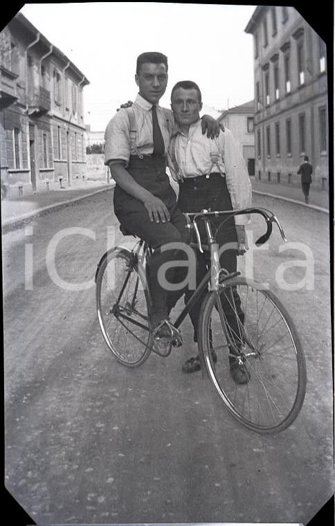 Fotografia d epoca originale 1920ca MILANO Due amici con bicicletta da corsa NEGATIVO ORIGINALE 1