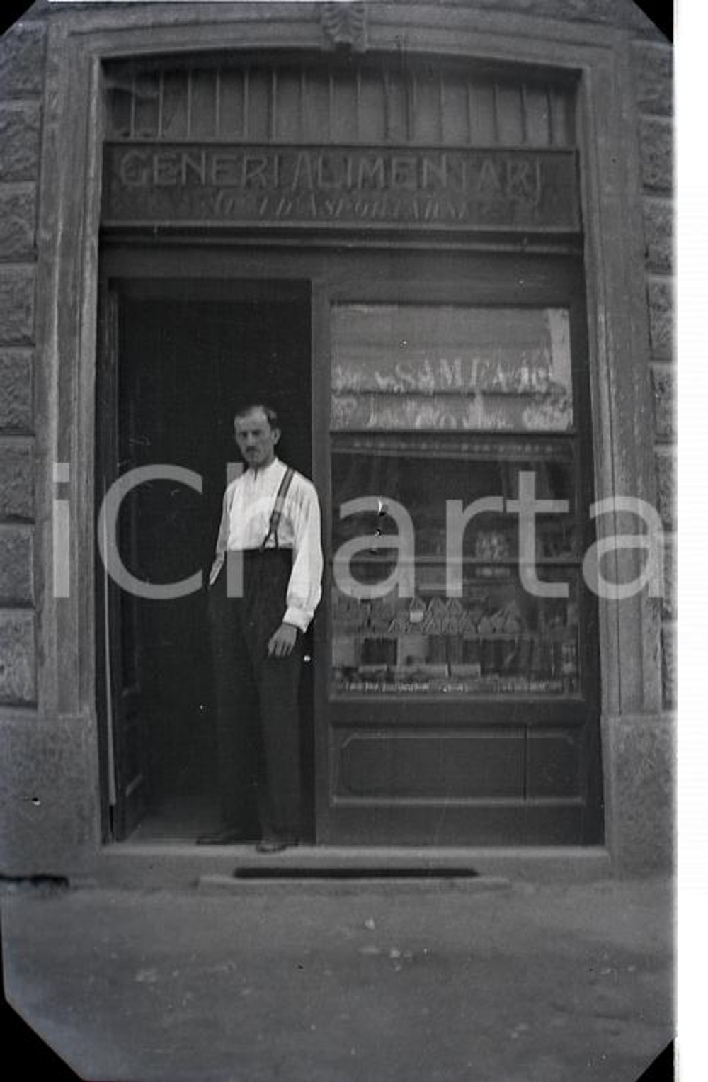 1920ca MILANO Antica posteria milanese NEGATIVO ORIGINALE   Negativo originale in bianco e nero, su pellicola, in formato cm 6 x 4 CONDIZIONI: FAIR (rozzamente rifilato con angoli rimossi) ICharta mette in vendita, sul negozio eBay e in esclusiva sul sito "icharta" il proprio archivio composto da numerose diapositive e negativi fotografici d'epoca, tutti originali e autentici, che attraversano la storia del costume italiano tra gli la fine degli anni Sessanta e Novanta.Si tratta di uno sguardo inedito sull'attualità, la politica, la vita quotidiana, il gossip e la cultura, che fotografa il cambiamento della nazione in quest'ultimo scorcio del XX secolo. Un'occasione unica per il mercato del collezionismo, che vede finalmente disponibile un archivio eccezionale per vastità, tematiche e condizioni, in un settore (il negativo fotografico e la diapositiva) di assoluta novità e dalle interessanti prospettive di investimento. FAIR/discreto   originale e autentica 1