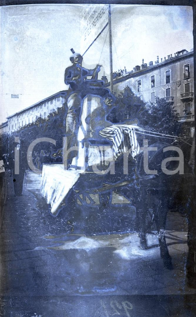 Fotografia d epoca originale 1915ca MILANO Carro allegorico e carabiniere  NEGATIVO ORIGINALE 1