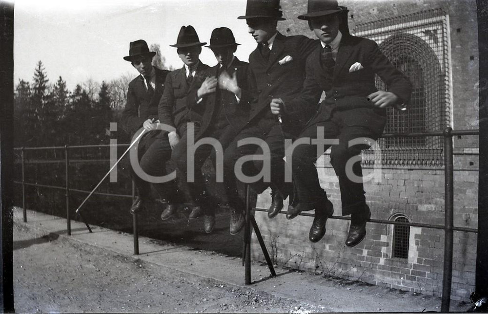 Fotografia d epoca originale 1915ca MILANO Gruppo di amici al Castello Sforzesco NEGATIVO ORIGINALE 1