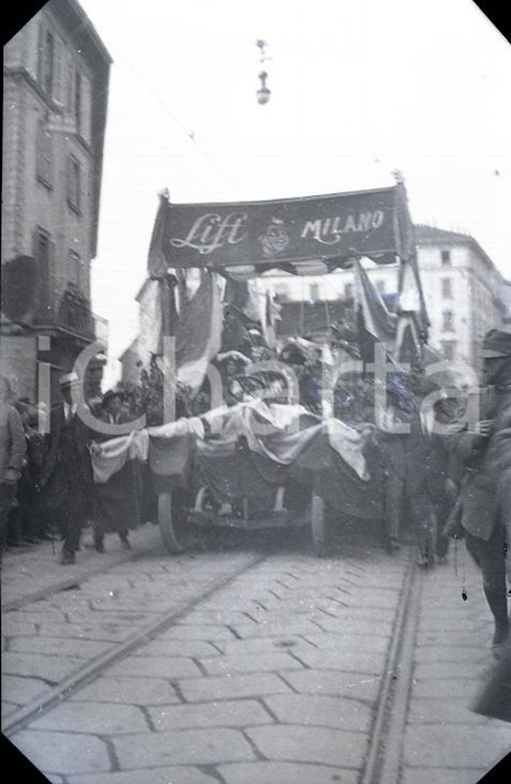 Fotografia d epoca originale 1915ca MILANO Carro di corteo carnevalesco 1 NEGATIVO ORIGINALE 1