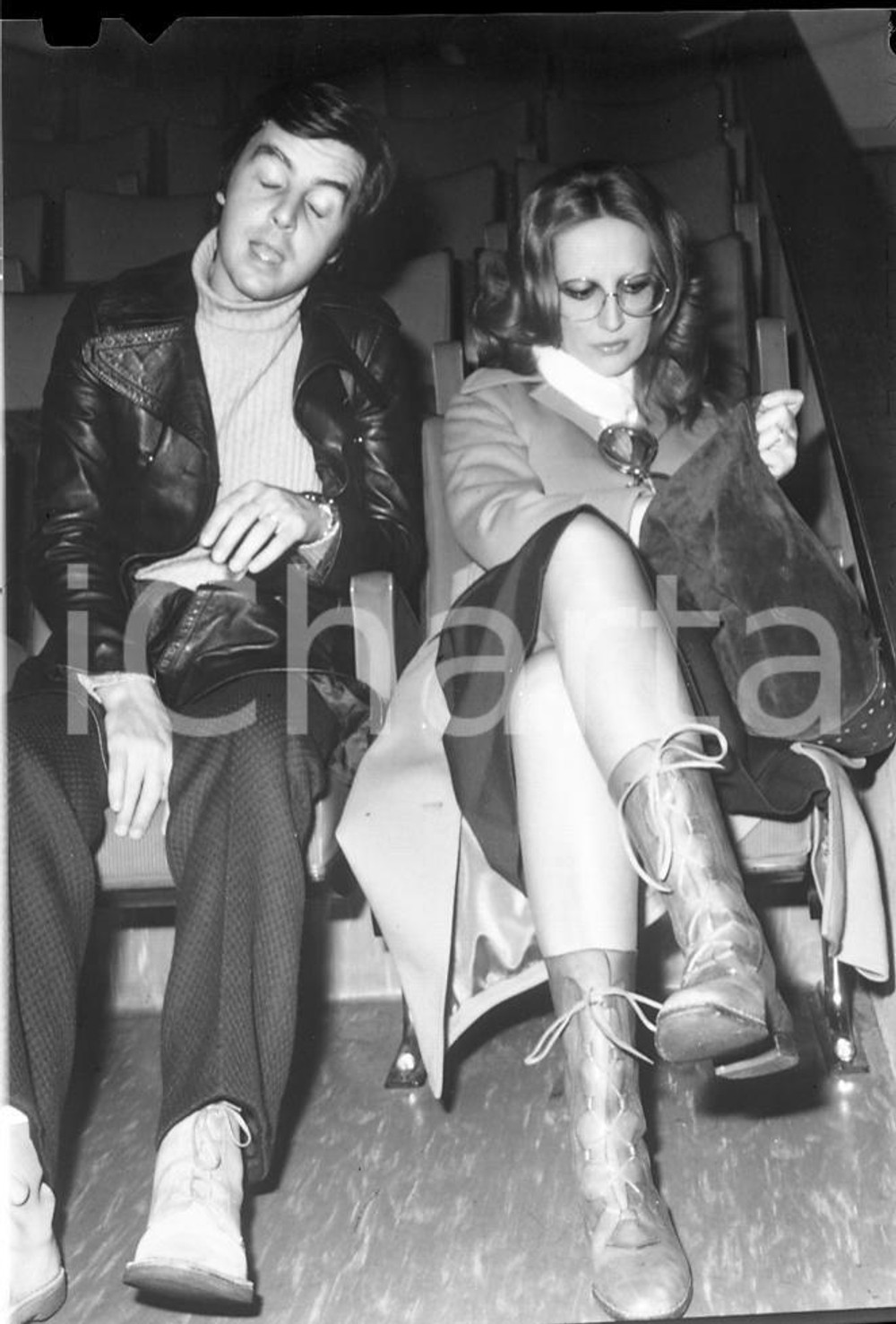 1970ca LUGANO MINA e Virgilio CROCCO * NEGATIVO ORIGINALE   Negativo originale in bianco e nero, in formato cm 6 x 8 CONDIZIONI: FAIR  ICharta mette in vendita, sul negozio eBay e in esclusiva sul sito "icharta" il proprio archivio composto da numerose diapositive e negativi fotografici d'epoca, tutti originali e autentici, che attraversano la storia del costume italiano tra gli la fine degli anni Sessanta e Novanta.Si tratta di uno sguardo inedito sull'attualità, la politica, la vita quotidiana, il gossip e la cultura, che fotografa il cambiamento della nazione in quest'ultimo scorcio del XX secolo. Un'occasione unica per il mercato del collezionismo, che vede finalmente disponibile un archivio eccezionale per vastità, tematiche e condizioni, in un settore (il negativo fotografico e la diapositiva) di assoluta novità e dalle interessanti prospettive di investimento. FAIR/discreto   originale e autentica 1