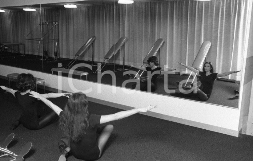 1975ca TAMARA BARONI con MARISA ANCELLI * negativo originale Negativo originale in bianco e nero, in formato 35mm CONDIZIONI: GOOD E' SEVERAMENTE VIETATA LA RIPRODUZIONE.TUTTI I DIRITTI SONO RISERVATI.ICharta mette in vendita, sul negozio eBay e in esclusiva sul sito "icharta" il proprio archivio composto da numerose diapositive e negativi fotografici d'epoca, tutti originali e autentici, che attraversano la storia del costume italiano tra gli la fine degli anni Sessanta e Novanta.Si tratta di uno sguardo inedito sull'attualità, la politica, la vita quotidiana, il gossip e la cultura, che fotografa il cambiamento della nazione in quest'ultimo scorcio del XX secolo. Un'occasione unica per il mercato del collezionismo, che vede finalmente disponibile un archivio eccezionale per vastità, tematiche e condizioni, in un settore (il negativo fotografico e la diapositiva) di assoluta novità e dalle interessanti prospettive di investimento. FAIR/discreto   originale e autentica 1