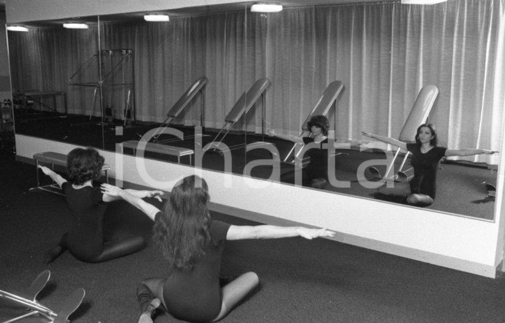 1975ca TAMARA BARONI con MARISA ANCELLI 2 * negativo originale Negativo originale in bianco e nero, in formato 35mm CONDIZIONI: GOOD E' SEVERAMENTE VIETATA LA RIPRODUZIONE.TUTTI I DIRITTI SONO RISERVATI.ICharta mette in vendita, sul negozio eBay e in esclusiva sul sito "icharta" il proprio archivio composto da numerose diapositive e negativi fotografici d'epoca, tutti originali e autentici, che attraversano la storia del costume italiano tra gli la fine degli anni Sessanta e Novanta.Si tratta di uno sguardo inedito sull'attualità, la politica, la vita quotidiana, il gossip e la cultura, che fotografa il cambiamento della nazione in quest'ultimo scorcio del XX secolo. Un'occasione unica per il mercato del collezionismo, che vede finalmente disponibile un archivio eccezionale per vastità, tematiche e condizioni, in un settore (il negativo fotografico e la diapositiva) di assoluta novità e dalle interessanti prospettive di investimento. FAIR/discreto   originale e autentica 1