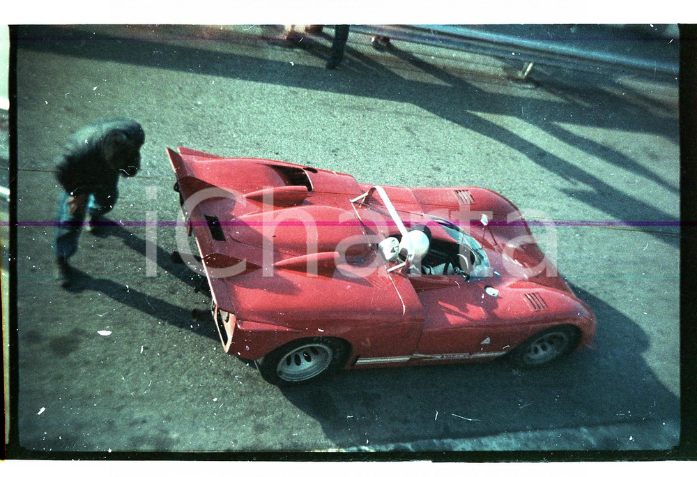 1970ca MONZA Alfa Romeo T 33-3 parte dai box NEGATIVO ORIGINALE  Negativo originale a colori, in formato 35mm CONDIZIONI: FAIR E' SEVERAMENTE VIETATA LA RIPRODUZIONE.TUTTI I DIRITTI SONO RISERVATI.ICharta mette in vendita, sul negozio eBay e in esclusiva sul sito "icharta" il proprio archivio composto da numerose diapositive e negativi fotografici d'epoca, tutti originali e autentici, che attraversano la storia del costume italiano tra gli la fine degli anni Sessanta e Novanta.Si tratta di uno sguardo inedito sull'attualità, la politica, la vita quotidiana, il gossip e la cultura, che fotografa il cambiamento della nazione in quest'ultimo scorcio del XX secolo. Un'occasione unica per il mercato del collezionismo, che vede finalmente disponibile un archivio eccezionale per vastità, tematiche e condizioni, in un settore (il negativo fotografico e la diapositiva) di assoluta novità e dalle interessanti prospettive di investimento. FAIR/discreto   originale e autentica 1