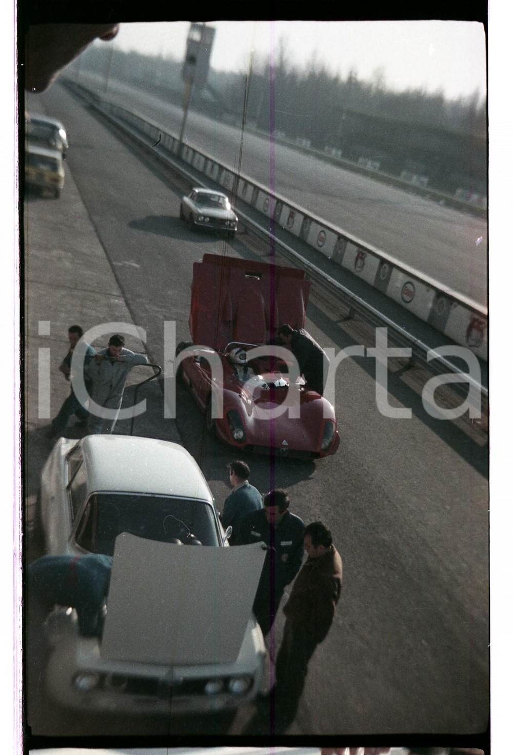 1970ca MONZA Alfa Romeo T 33-3 ai box e Alfa GTV 2000 NEGATIVO ORIGINALE  Negativo originale a colori, in formato 35mm CONDIZIONI: FAIR E' SEVERAMENTE VIETATA LA RIPRODUZIONE.TUTTI I DIRITTI SONO RISERVATI.ICharta mette in vendita, sul negozio eBay e in esclusiva sul sito "icharta" il proprio archivio composto da numerose diapositive e negativi fotografici d'epoca, tutti originali e autentici, che attraversano la storia del costume italiano tra gli la fine degli anni Sessanta e Novanta.Si tratta di uno sguardo inedito sull'attualità, la politica, la vita quotidiana, il gossip e la cultura, che fotografa il cambiamento della nazione in quest'ultimo scorcio del XX secolo. Un'occasione unica per il mercato del collezionismo, che vede finalmente disponibile un archivio eccezionale per vastità, tematiche e condizioni, in un settore (il negativo fotografico e la diapositiva) di assoluta novità e dalle interessanti prospettive di investimento. FAIR/discreto   originale e autentica 1