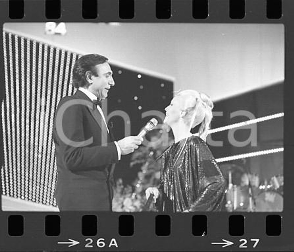 1984 FESTIVAL SANREMO Pippo BAUDO presenta Patty PRAVO  *NEGATIVO ORIGINALE Negativo originale in bianco e nero (su pellicola), in formato 35mm CONDIZIONI:  GOODE' severamente vietata la riproduzione. Tutti i diritti sono riservati. ICharta mette in vendita, sul negozio eBay e in esclusiva sul sito "icharta" il proprio archivio composto da numerose diapositive e negativi fotografici d'epoca, tutti originali e autentici, che attraversano la storia del costume italiano tra gli la fine degli anni Sessanta e Novanta.Si tratta di uno sguardo inedito sull'attualit&agrave;, la politica, la vita quotidiana, il gossip e la cultura, che fotografa il cambiamento della nazione in quest'ultimo scorcio del XX secolo. Un'occasione unica per il mercato del collezionismo, che vede finalmente disponibile un archivio eccezionale per vastit&agrave;, tematiche e condizioni, in un settore (il negativo fotografico e la diapositiva) di assoluta novit&agrave; e dalle interessanti prospettive di investimento. GOOD/buono   originale e autentica 1