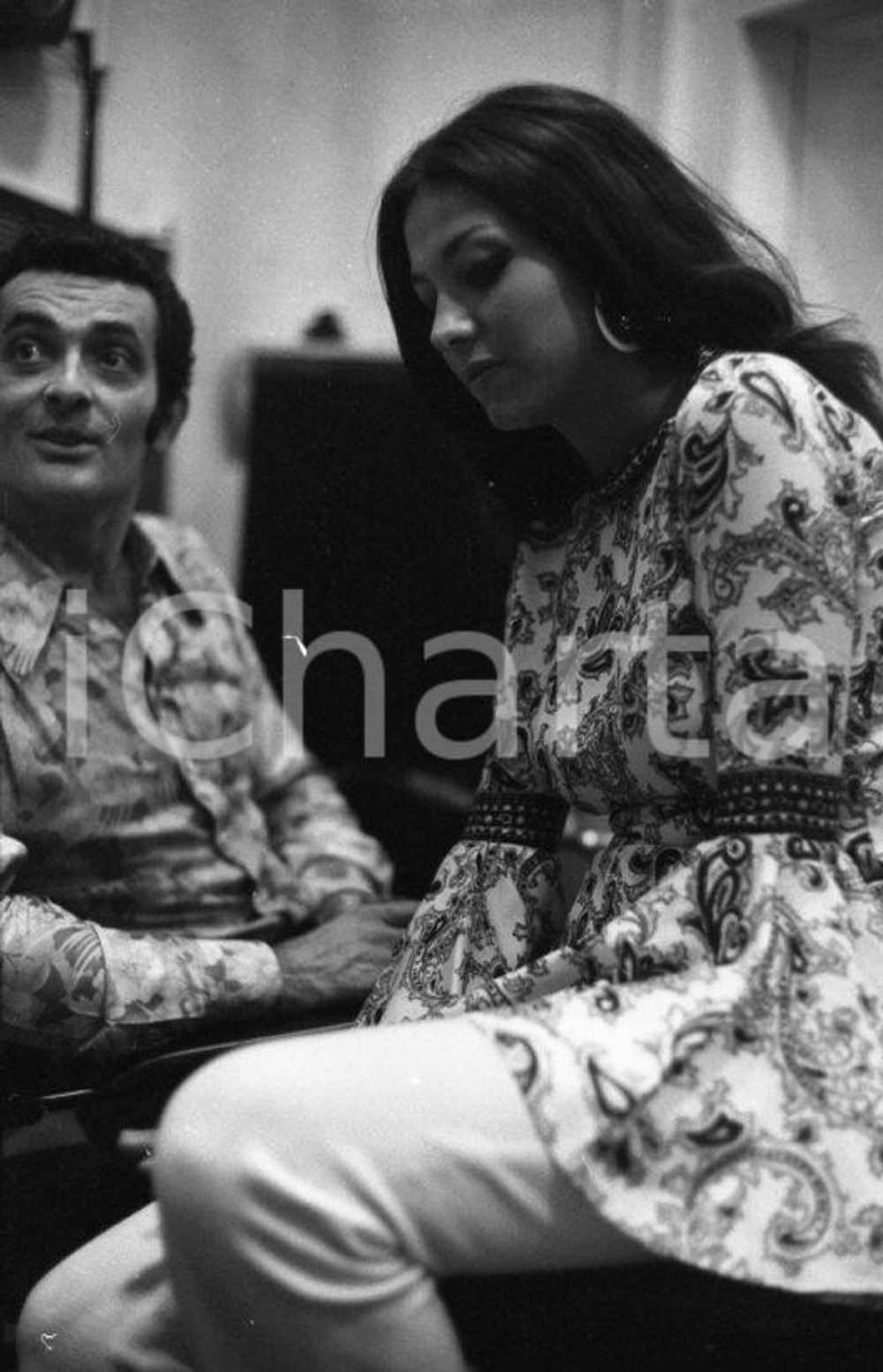 1975ca TAMARA BARONI con ILLER PATTACINI * negativo originale Negativo originale in bianco e nero, in formato 35mm CONDIZIONI: GOOD E' SEVERAMENTE VIETATA LA RIPRODUZIONE.TUTTI I DIRITTI SONO RISERVATI.ICharta mette in vendita, sul negozio eBay e in esclusiva sul sito "icharta" il proprio archivio composto da numerose diapositive e negativi fotografici d'epoca, tutti originali e autentici, che attraversano la storia del costume italiano tra gli la fine degli anni Sessanta e Novanta.Si tratta di uno sguardo inedito sull'attualità, la politica, la vita quotidiana, il gossip e la cultura, che fotografa il cambiamento della nazione in quest'ultimo scorcio del XX secolo. Un'occasione unica per il mercato del collezionismo, che vede finalmente disponibile un archivio eccezionale per vastità, tematiche e condizioni, in un settore (il negativo fotografico e la diapositiva) di assoluta novità e dalle interessanti prospettive di investimento. FAIR/discreto   originale e autentica 1