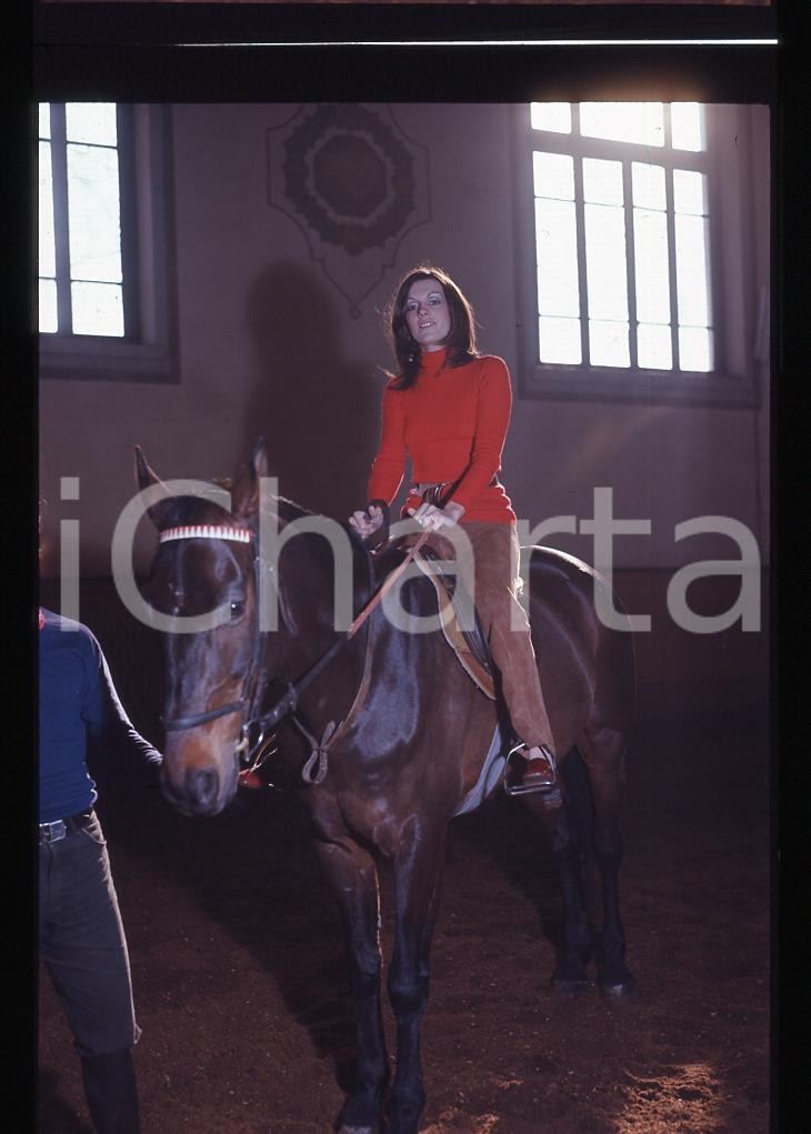 Fotografia d epoca originale 1970ca COSTUME Caterina CASELLI al maneggio 3 DIAPOSITIVA ORIGINALE 1