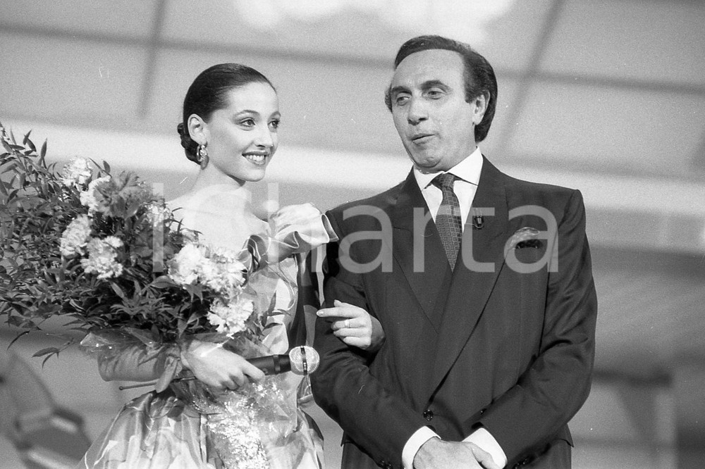 1987 SANREMO Pippo BAUDO con Oriella DORELLA (1) NEGATIVO ORIGINALE Negativo originale in bianco e nero, in formato 35mm CONDIZIONI: GOOD E' SEVERAMENTE VIETATA LA RIPRODUZIONE.TUTTI I DIRITTI SONO RISERVATI.ICharta mette in vendita, sul negozio eBay e in esclusiva sul sito "icharta" il proprio archivio composto da numerose diapositive e negativi fotografici d'epoca, tutti originali e autentici, che attraversano la storia del costume italiano tra gli la fine degli anni Sessanta e Novanta.Si tratta di uno sguardo inedito sull'attualità, la politica, la vita quotidiana, il gossip e la cultura, che fotografa il cambiamento della nazione in quest'ultimo scorcio del XX secolo. Un'occasione unica per il mercato del collezionismo, che vede finalmente disponibile un archivio eccezionale per vastità, tematiche e condizioni, in un settore (il negativo fotografico e la diapositiva) di assoluta novità e dalle interessanti prospettive di investimento. GOOD/buono   originale e autentica 1