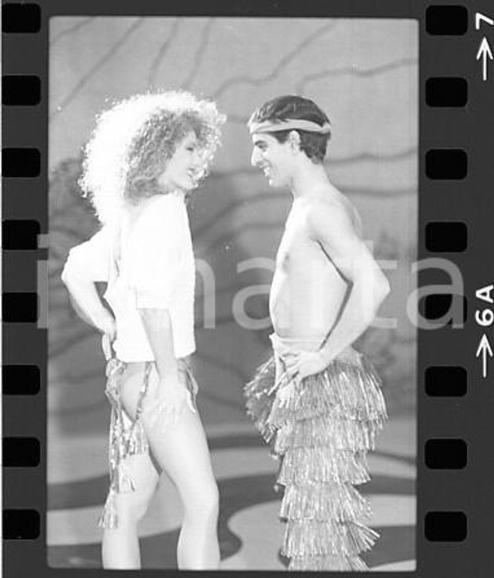 1984 TE LO DO IO IL BRASILE Claudia DAVI Claudio FERRARO 11 NEGATIVO ORIGINALE Negativo originale in bianco e nero (su pellicola), in formato 35mm CONDIZIONI:  GOODE' severamente vietata la riproduzione. Tutti i diritti sono riservati. ICharta mette in vendita, sul negozio eBay e in esclusiva sul sito "icharta" il proprio archivio composto da numerose diapositive e negativi fotografici d'epoca, tutti originali e autentici, che attraversano la storia del costume italiano tra gli la fine degli anni Sessanta e Novanta.Si tratta di uno sguardo inedito sull'attualit&agrave;, la politica, la vita quotidiana, il gossip e la cultura, che fotografa il cambiamento della nazione in quest'ultimo scorcio del XX secolo. Un'occasione unica per il mercato del collezionismo, che vede finalmente disponibile un archivio eccezionale per vastit&agrave;, tematiche e condizioni, in un settore (il negativo fotografico e la diapositiva) di assoluta novit&agrave; e dalle interessanti prospettive di investimento. GOOD/buono   originale e autentica 1