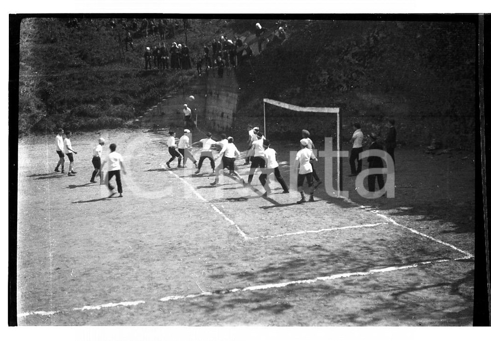 Fotografia d epoca originale 61925 LODI Partita di calcio con mischia in area NEGATIVO ORIGINALE 1