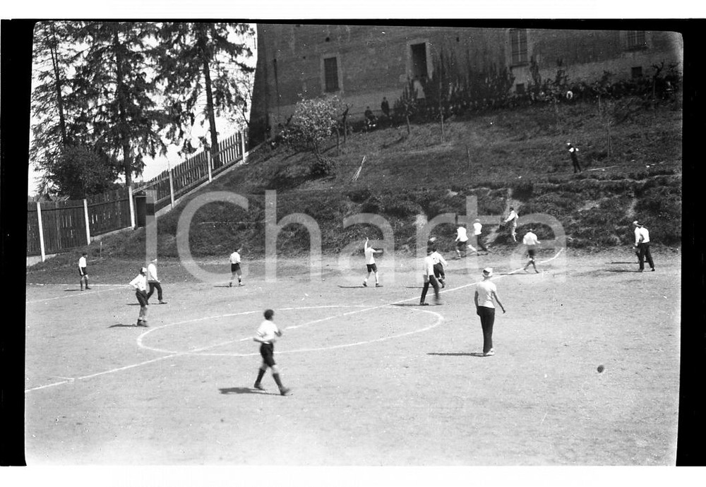 Fotografia d epoca originale 1925 LODI Partita di calcio con palla fuori NEGATIVO ORIGINALE 1