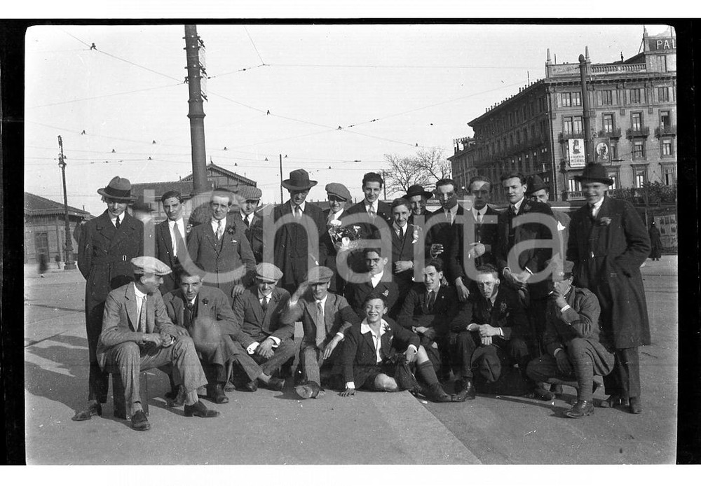 Fotografia d epoca originale 1925 MILANO Squadra di calcio in partenza per Lodi NEGATIVO ORIGINALE 1