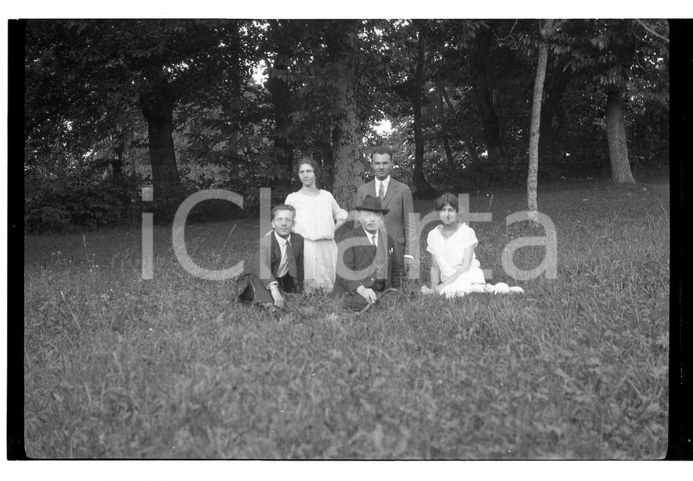 Fotografia d epoca originale 1925 CALDANA VA Ritratto di famiglia sui prati NEGATIVO ORIGINALE 1