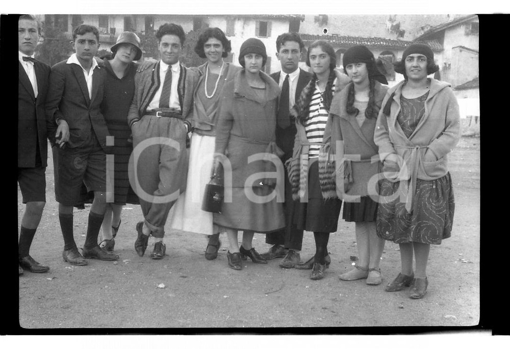 Fotografia d epoca originale 1925 CALDANA VA Gruppo di  amici in paese NEGATIVO ORIGINALE 1