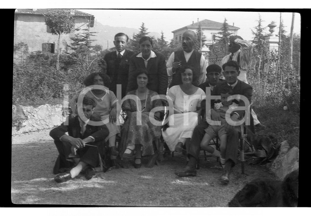 Fotografia d epoca originale 1925 CALDANA VA Ritratto di famiglia in giardino 1 NEGATIVO ORIGINALE 1