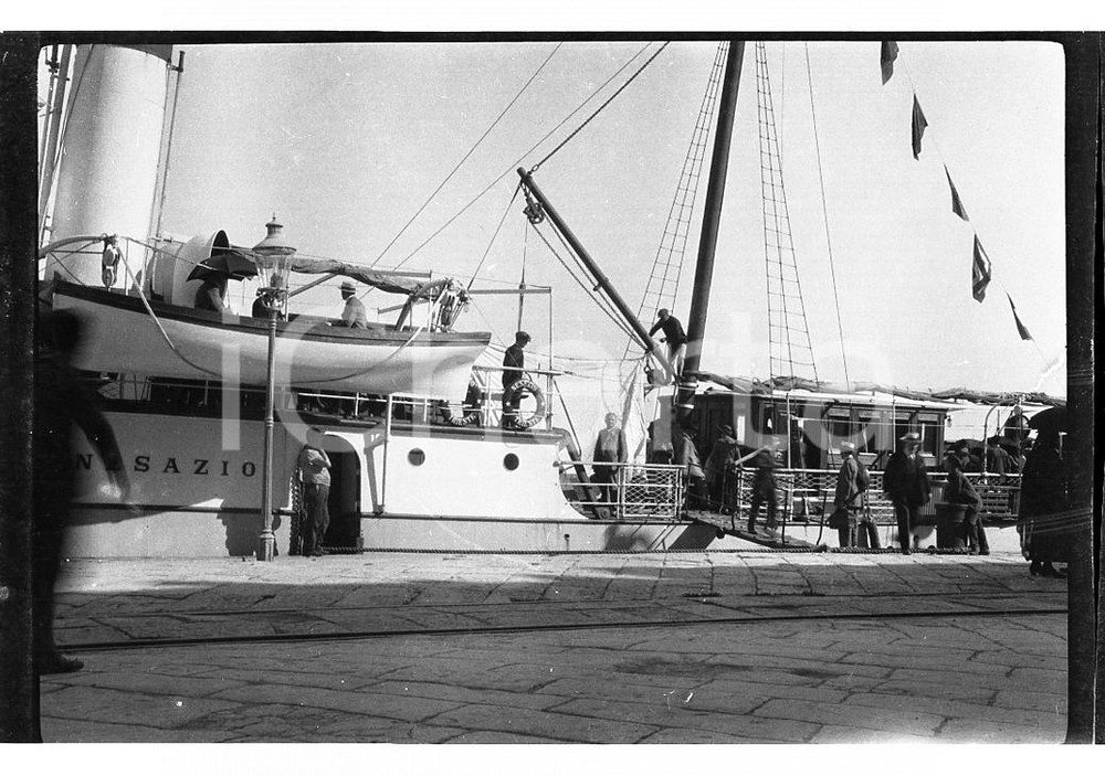 Fotografia d epoca originale 1924 TRIESTE Imbarco sul piroscafo Nesazio al porto NEGATIVO ORIGINALE 1