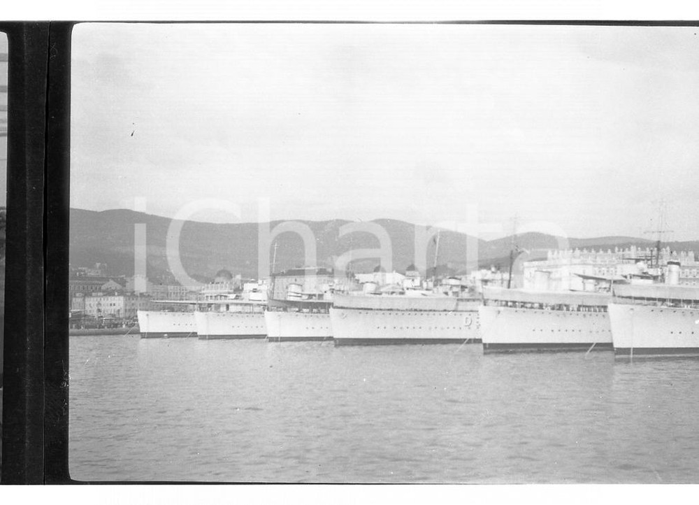 1924 TRIESTE Squadra navale all'ormeggio nel porto NEGATIVO ORIGINALE Negativo originale in bianco e nero, su pellicola, in formato cm 6 x 9 CONDIZIONI: FAIR E' SEVERAMENTE VIETATA LA RIPRODUZIONE.TUTTI I DIRITTI SONO RISERVATI.ICharta mette in vendita, sul negozio eBay e in esclusiva sul sito "icharta" il proprio archivio composto da numerose diapositive e negativi fotografici d'epoca, tutti originali e autentici, che attraversano la storia del costume italiano tra gli la fine degli anni Sessanta e Novanta.Si tratta di uno sguardo inedito sull'attualità, la politica, la vita quotidiana, il gossip e la cultura, che fotografa il cambiamento della nazione in quest'ultimo scorcio del XX secolo. Un'occasione unica per il mercato del collezionismo, che vede finalmente disponibile un archivio eccezionale per vastità, tematiche e condizioni, in un settore (il negativo fotografico e la diapositiva) di assoluta novità e dalle interessanti prospettive di investimento. FAIR/discreto   originale e autentica 1