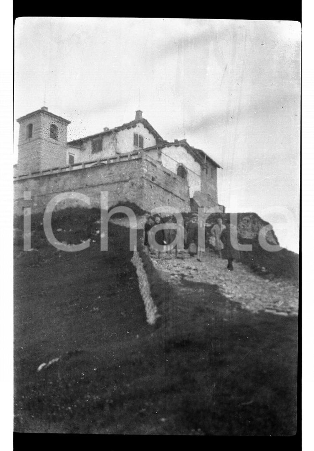 1927 BISBINO (CO) Escursione nell'entroterra del lago 1 NEGATIVO ORIGINALE Negativo originale in bianco e nero, in formato cm 6 x 9 CONDIZIONI: POOR (macchiato) E' SEVERAMENTE VIETATA LA RIPRODUZIONE.TUTTI I DIRITTI SONO RISERVATI.ICharta mette in vendita, sul negozio eBay e in esclusiva sul sito "icharta" il proprio archivio composto da numerose diapositive e negativi fotografici d'epoca, tutti originali e autentici, che attraversano la storia del costume italiano tra gli la fine degli anni Sessanta e Novanta.Si tratta di uno sguardo inedito sull'attualità, la politica, la vita quotidiana, il gossip e la cultura, che fotografa il cambiamento della nazione in quest'ultimo scorcio del XX secolo. Un'occasione unica per il mercato del collezionismo, che vede finalmente disponibile un archivio eccezionale per vastità, tematiche e condizioni, in un settore (il negativo fotografico e la diapositiva) di assoluta novità e dalle interessanti prospettive di investimento. POOR/danneggiato   originale e autentica 1