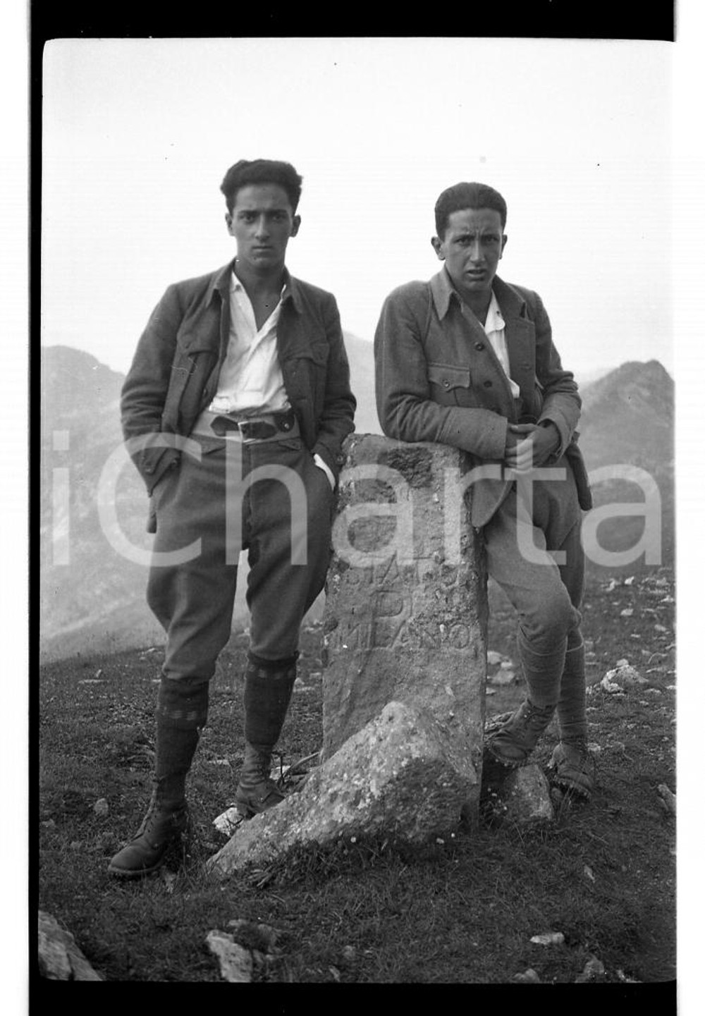 1921 PIZZO TRE SIGNORI (BG) Cippo di confine Stato NEGATIVO ORIGINALE Nella fotografia cippo dell'antico Ducato di MIlano.Negativo originale in bianco e nero, su pellicola, in formato cm 6 x 9 CONDIZIONI: FAIR E' SEVERAMENTE VIETATA LA RIPRODUZIONE.TUTTI I DIRITTI SONO RISERVATI.ICharta mette in vendita, sul negozio eBay e in esclusiva sul sito "icharta" il proprio archivio composto da numerose diapositive e negativi fotografici d'epoca, tutti originali e autentici, che attraversano la storia del costume italiano tra gli la fine degli anni Sessanta e Novanta.Si tratta di uno sguardo inedito sull'attualità, la politica, la vita quotidiana, il gossip e la cultura, che fotografa il cambiamento della nazione in quest'ultimo scorcio del XX secolo. Un'occasione unica per il mercato del collezionismo, che vede finalmente disponibile un archivio eccezionale per vastità, tematiche e condizioni, in un settore (il negativo fotografico e la diapositiva) di assoluta novità e dalle interessanti prospettive di investimento. FAIR/discreto   originale e autentica 1