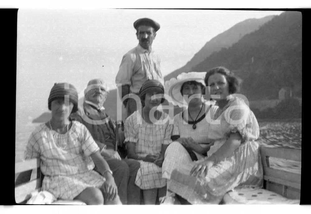 Fotografia d epoca originale 1921 CANNERO VB Gita di famiglia in barca sul lago NEGATIVO ORIGINALE 1