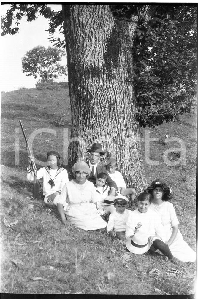 Fotografia d epoca originale 1921 CARASCO GE Scampagnata di famiglia con fucile NEGATIVO ORIGINALE 1