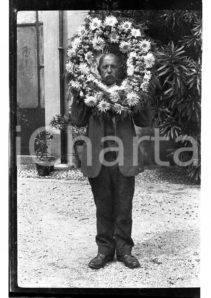 Fotografia d epoca originale 1920 GARLATE LC Ritratto di Vignola con ghirlanda NEGATIVO ORIGINALE 1