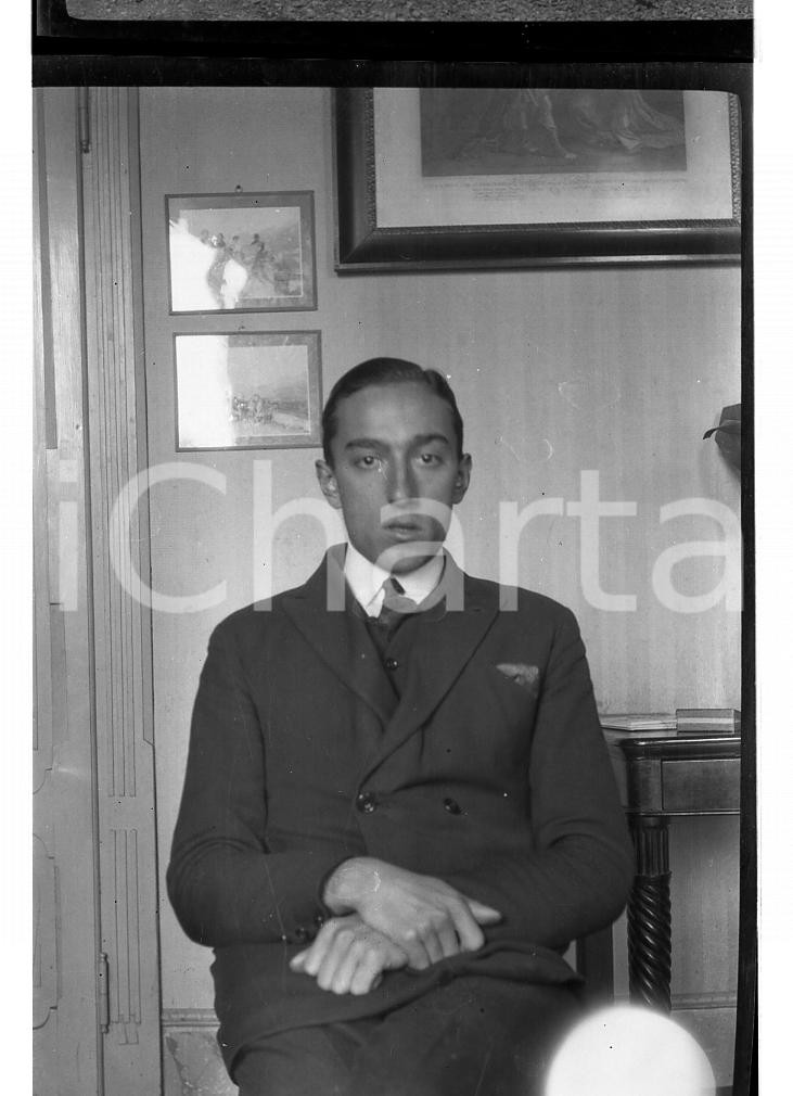 Fotografia d epoca originale 1920 GARLATE LC Ritratto di Cecchino in casa NEGATIVO ORIGINALE 1
