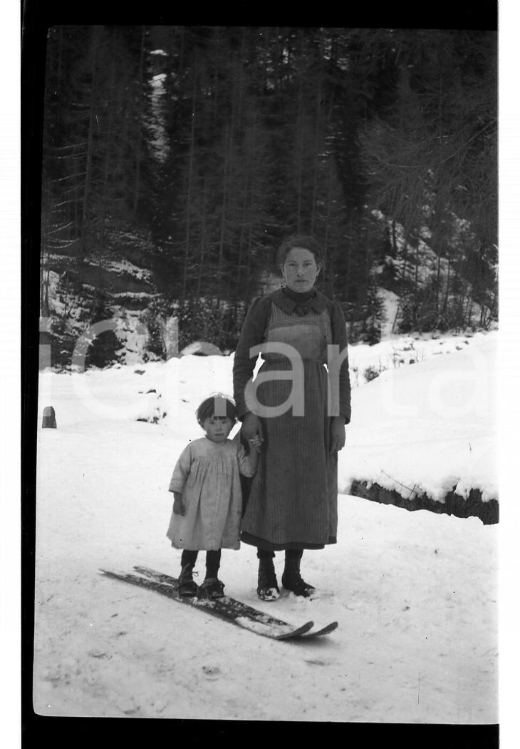 Fotografia d epoca originale 1921 MADESIMO Bimba del paese con gli sci e la mamma NEGATIVO ORIGINALE 1