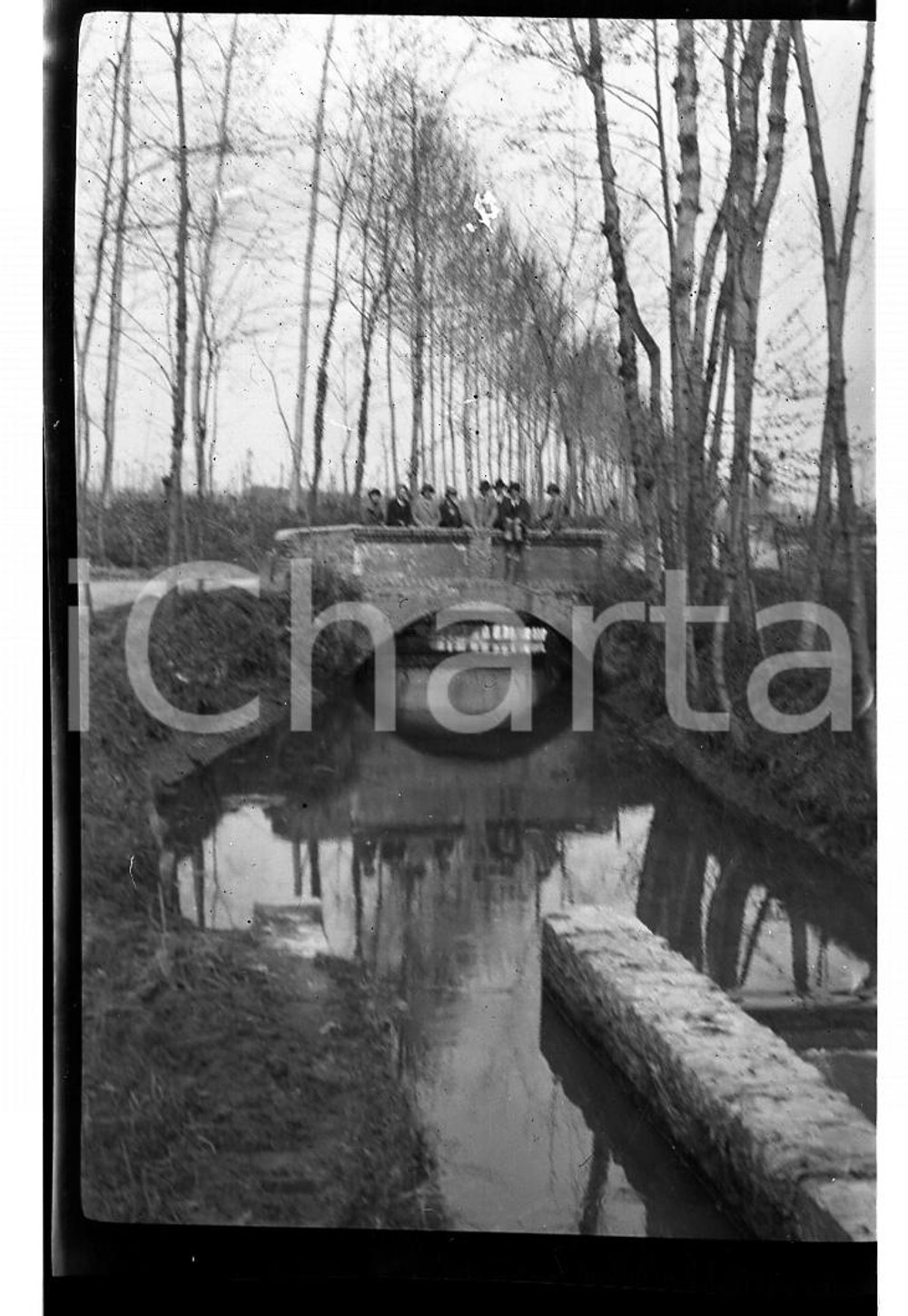 1923 PAVIA Amici sull'Alzaia Pavese nei pressi della Certosa NEGATIVO ORIGINALE Negativo originale in bianco e nero, su pellicola, in formato cm 6 x 9. CONDIZIONI: FAIR E' SEVERAMENTE VIETATA LA RIPRODUZIONE.TUTTI I DIRITTI SONO RISERVATI.ICharta mette in vendita, sul negozio eBay e in esclusiva sul sito "icharta" il proprio archivio composto da numerose diapositive e negativi fotografici d'epoca, tutti originali e autentici, che attraversano la storia del costume italiano tra gli la fine degli anni Sessanta e Novanta.Si tratta di uno sguardo inedito sull'attualità, la politica, la vita quotidiana, il gossip e la cultura, che fotografa il cambiamento della nazione in quest'ultimo scorcio del XX secolo. Un'occasione unica per il mercato del collezionismo, che vede finalmente disponibile un archivio eccezionale per vastità, tematiche e condizioni, in un settore (il negativo fotografico e la diapositiva) di assoluta novità e dalle interessanti prospettive di investimento. FAIR/discreto   originale e autentica 1
