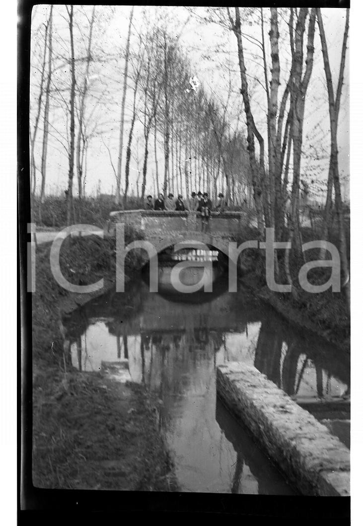 Fotografia d epoca originale 1923 PAVIA Amici sull Alzaia Pavese nei pressi della Certosa NEGATIVO ORIGINALE 1