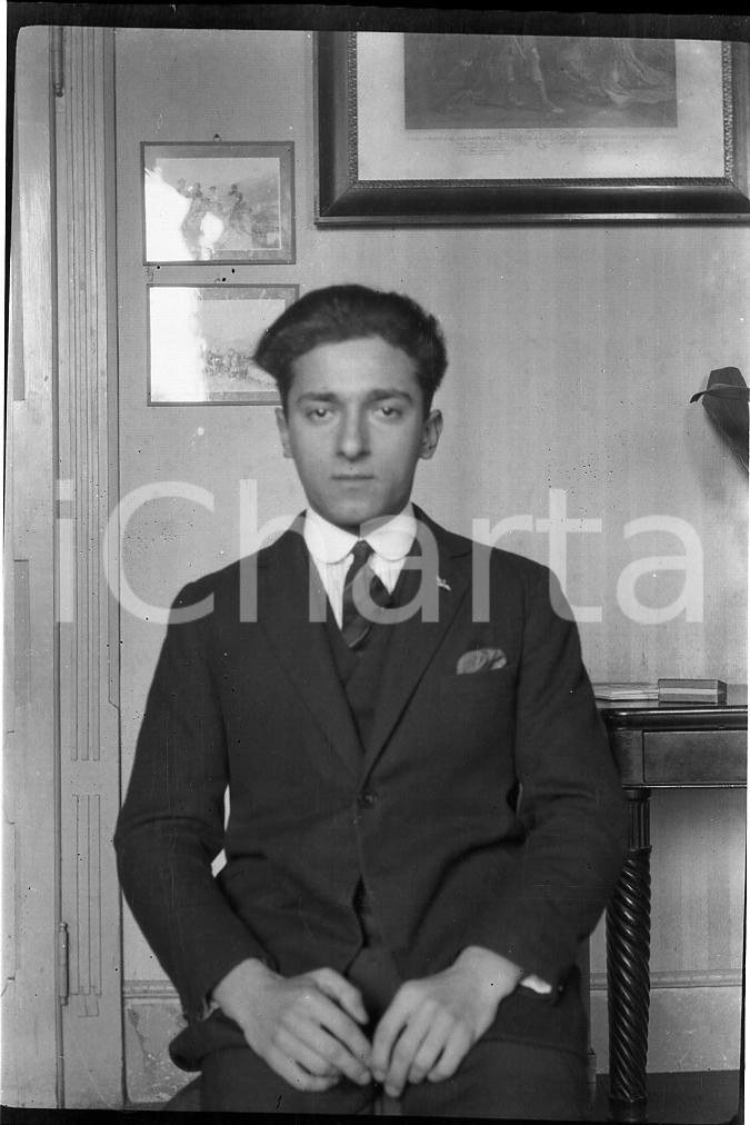 1920 GARLATE (LC) Ritratto di Gigi in casa (1) NEGATIVO ORIGINALE Negativo originale in bianco e nero, su pellicola, in formato cm 6 x 9. CONDIZIONI: FAIR E' SEVERAMENTE VIETATA LA RIPRODUZIONE.TUTTI I DIRITTI SONO RISERVATI.ICharta mette in vendita, sul negozio eBay e in esclusiva sul sito "icharta" il proprio archivio composto da numerose diapositive e negativi fotografici d'epoca, tutti originali e autentici, che attraversano la storia del costume italiano tra gli la fine degli anni Sessanta e Novanta.Si tratta di uno sguardo inedito sull'attualità, la politica, la vita quotidiana, il gossip e la cultura, che fotografa il cambiamento della nazione in quest'ultimo scorcio del XX secolo. Un'occasione unica per il mercato del collezionismo, che vede finalmente disponibile un archivio eccezionale per vastità, tematiche e condizioni, in un settore (il negativo fotografico e la diapositiva) di assoluta novità e dalle interessanti prospettive di investimento. FAIR/discreto   originale e autentica 1