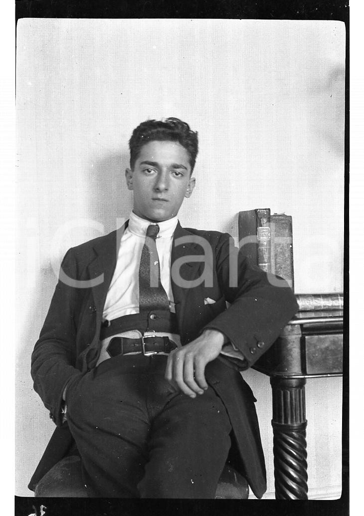Fotografia d epoca originale 1920 GARLATE LC Ritratto di Gigi in casa 2 NEGATIVO ORIGINALE 1