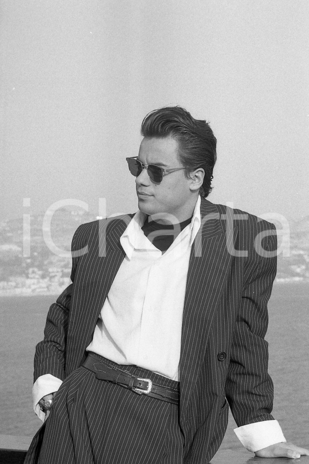 1987 SANREMO Nick KAMEN Photoshoot sul lungomare (7) NEGATIVO ORIGINALE Negativo originale in bianco e nero, in formato 35mm CONDIZIONI: FAIR E' SEVERAMENTE VIETATA LA RIPRODUZIONE.TUTTI I DIRITTI SONO RISERVATI.ICharta mette in vendita, sul negozio eBay e in esclusiva sul sito "icharta" il proprio archivio composto da numerose diapositive e negativi fotografici d'epoca, tutti originali e autentici, che attraversano la storia del costume italiano tra gli la fine degli anni Sessanta e Novanta.Si tratta di uno sguardo inedito sull'attualità, la politica, la vita quotidiana, il gossip e la cultura, che fotografa il cambiamento della nazione in quest'ultimo scorcio del XX secolo. Un'occasione unica per il mercato del collezionismo, che vede finalmente disponibile un archivio eccezionale per vastità, tematiche e condizioni, in un settore (il negativo fotografico e la diapositiva) di assoluta novità e dalle interessanti prospettive di investimento. FAIR/discreto   originale e autentica 1