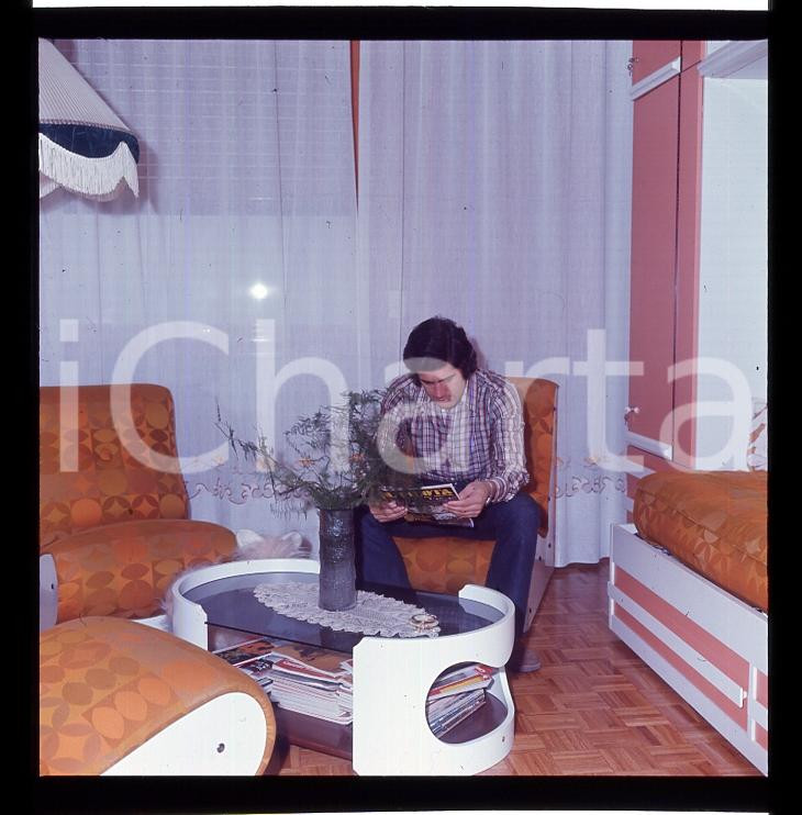 1970ca LOVERE (BG) Giacomo AGOSTINI Ritratto domestico 1 DIAPOSITIVA ORIGINALE   Diapositiva originale a colori, in formato cm 6 x 6 CONDIZIONI: FAIR E' SEVERAMENTE VIETATA LA RIPRODUZIONE.TUTTI I DIRITTI SONO RISERVATI.ICharta mette in vendita, sul negozio eBay e in esclusiva sul sito "icharta" il proprio archivio composto da numerose diapositive e negativi fotografici d'epoca, tutti originali e autentici, che attraversano la storia del costume italiano tra gli la fine degli anni Sessanta e Novanta.Si tratta di uno sguardo inedito sull'attualità, la politica, la vita quotidiana, il gossip e la cultura, che fotografa il cambiamento della nazione in quest'ultimo scorcio del XX secolo. Un'occasione unica per il mercato del collezionismo, che vede finalmente disponibile un archivio eccezionale per vastità, tematiche e condizioni, in un settore (il negativo fotografico e la diapositiva) di assoluta novità e dalle interessanti prospettive di investimento. CONDIZIONI:FAIR/discreto originale e autentica 1