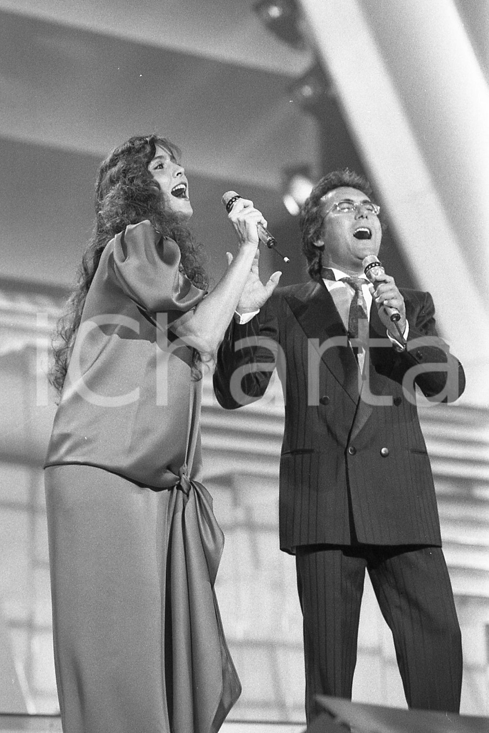 1987 SANREMO ALBANO Romina POWER in Nostalgia canaglia 4 NEGATIVO ORIGINALE Negativo originale in bianco e nero, in formato 35mm CONDIZIONI: FAIR E' SEVERAMENTE VIETATA LA RIPRODUZIONE.TUTTI I DIRITTI SONO RISERVATI.ICharta mette in vendita, sul negozio eBay e in esclusiva sul sito "icharta" il proprio archivio composto da numerose diapositive e negativi fotografici d'epoca, tutti originali e autentici, che attraversano la storia del costume italiano tra gli la fine degli anni Sessanta e Novanta.Si tratta di uno sguardo inedito sull'attualità, la politica, la vita quotidiana, il gossip e la cultura, che fotografa il cambiamento della nazione in quest'ultimo scorcio del XX secolo. Un'occasione unica per il mercato del collezionismo, che vede finalmente disponibile un archivio eccezionale per vastità, tematiche e condizioni, in un settore (il negativo fotografico e la diapositiva) di assoluta novità e dalle interessanti prospettive di investimento. FAIR/discreto   originale e autentica 1