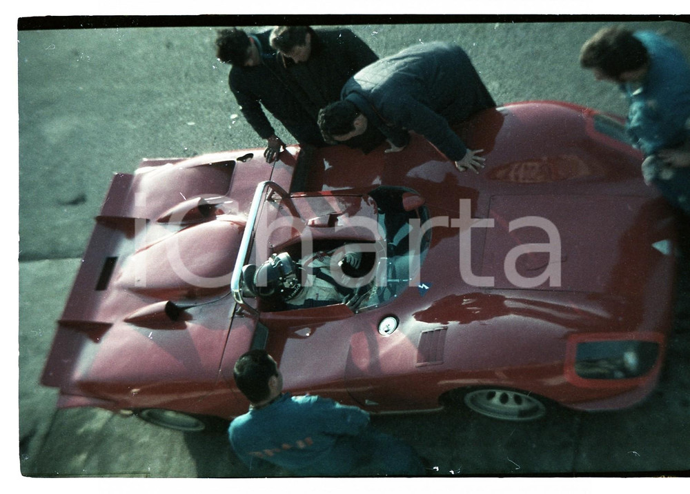 1970ca MONZA Andrea DE ADAMICH su Alfa Romeo T 33-3 (1) NEGATIVO ORIGINALE Negativo originale a colori, in formato 35mm CONDIZIONI: GOOD E' SEVERAMENTE VIETATA LA RIPRODUZIONE.TUTTI I DIRITTI SONO RISERVATI.ICharta mette in vendita, sul negozio eBay e in esclusiva sul sito "icharta" il proprio archivio composto da numerose diapositive e negativi fotografici d'epoca, tutti originali e autentici, che attraversano la storia del costume italiano tra gli la fine degli anni Sessanta e Novanta.Si tratta di uno sguardo inedito sull'attualità, la politica, la vita quotidiana, il gossip e la cultura, che fotografa il cambiamento della nazione in quest'ultimo scorcio del XX secolo. Un'occasione unica per il mercato del collezionismo, che vede finalmente disponibile un archivio eccezionale per vastità, tematiche e condizioni, in un settore (il negativo fotografico e la diapositiva) di assoluta novità e dalle interessanti prospettive di investimento. FAIR/discreto   originale e autentica 1