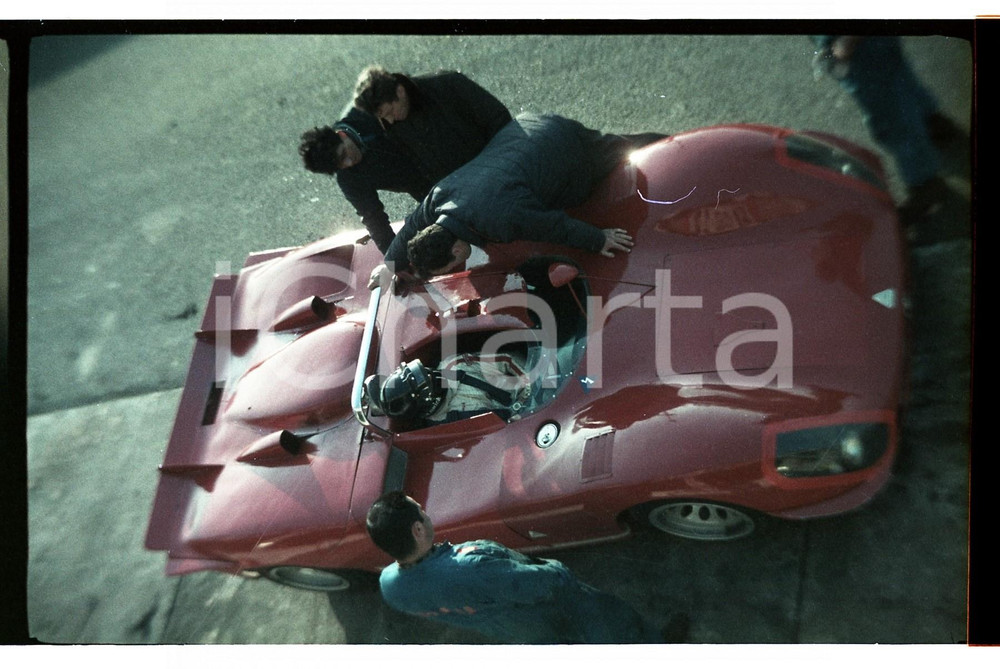 35mm NEGATIVO ORIGINALE* 1970ca MONZA Andrea DE ADAMICH su Alfa Romeo T 33-3 (2) Negativo originale a colori, in formato 35mm CONDIZIONI: GOOD E' SEVERAMENTE VIETATA LA RIPRODUZIONE.TUTTI I DIRITTI SONO RISERVATI.ICharta mette in vendita, sul negozio eBay e in esclusiva sul sito "icharta" il proprio archivio composto da numerose diapositive e negativi fotografici d'epoca, tutti originali e autentici, che attraversano la storia del costume italiano tra gli la fine degli anni Sessanta e Novanta.Si tratta di uno sguardo inedito sull'attualità, la politica, la vita quotidiana, il gossip e la cultura, che fotografa il cambiamento della nazione in quest'ultimo scorcio del XX secolo. Un'occasione unica per il mercato del collezionismo, che vede finalmente disponibile un archivio eccezionale per vastità, tematiche e condizioni, in un settore (il negativo fotografico e la diapositiva) di assoluta novità e dalle interessanti prospettive di investimento. FAIR/discreto   originale e autentica 1