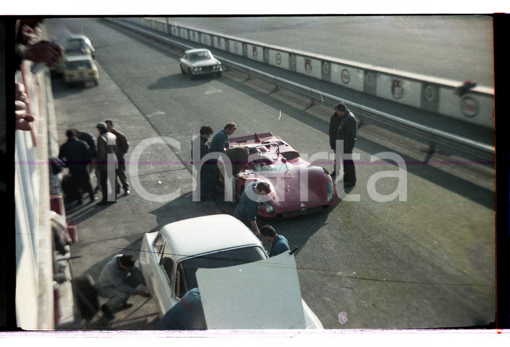 1970ca MONZA Alfa Romeo T 33-3 ai box e Alfa GTV 2000 1 NEGATIVO ORIGINALE Negativo originale a colori, in formato 35mm CONDIZIONI: GOOD E' SEVERAMENTE VIETATA LA RIPRODUZIONE.TUTTI I DIRITTI SONO RISERVATI.ICharta mette in vendita, sul negozio eBay e in esclusiva sul sito "icharta" il proprio archivio composto da numerose diapositive e negativi fotografici d'epoca, tutti originali e autentici, che attraversano la storia del costume italiano tra gli la fine degli anni Sessanta e Novanta.Si tratta di uno sguardo inedito sull'attualità, la politica, la vita quotidiana, il gossip e la cultura, che fotografa il cambiamento della nazione in quest'ultimo scorcio del XX secolo. Un'occasione unica per il mercato del collezionismo, che vede finalmente disponibile un archivio eccezionale per vastità, tematiche e condizioni, in un settore (il negativo fotografico e la diapositiva) di assoluta novità e dalle interessanti prospettive di investimento. FAIR/discreto   originale e autentica 1