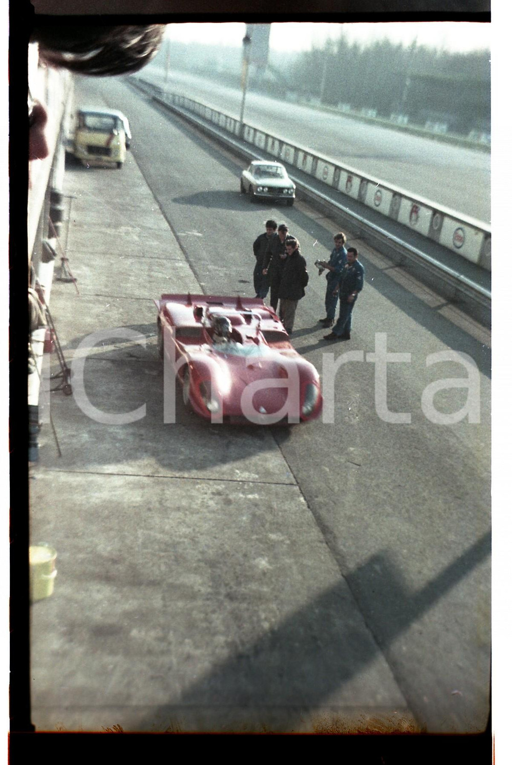 1970ca MONZA Andrea DE ADAMICH su Alfa Romeo T 33-3 (5) NEGATIVO ORIGINALE Negativo originale a colori, in formato 35mm CONDIZIONI: GOOD E' SEVERAMENTE VIETATA LA RIPRODUZIONE.TUTTI I DIRITTI SONO RISERVATI.ICharta mette in vendita, sul negozio eBay e in esclusiva sul sito "icharta" il proprio archivio composto da numerose diapositive e negativi fotografici d'epoca, tutti originali e autentici, che attraversano la storia del costume italiano tra gli la fine degli anni Sessanta e Novanta.Si tratta di uno sguardo inedito sull'attualità, la politica, la vita quotidiana, il gossip e la cultura, che fotografa il cambiamento della nazione in quest'ultimo scorcio del XX secolo. Un'occasione unica per il mercato del collezionismo, che vede finalmente disponibile un archivio eccezionale per vastità, tematiche e condizioni, in un settore (il negativo fotografico e la diapositiva) di assoluta novità e dalle interessanti prospettive di investimento. FAIR/discreto   originale e autentica 1