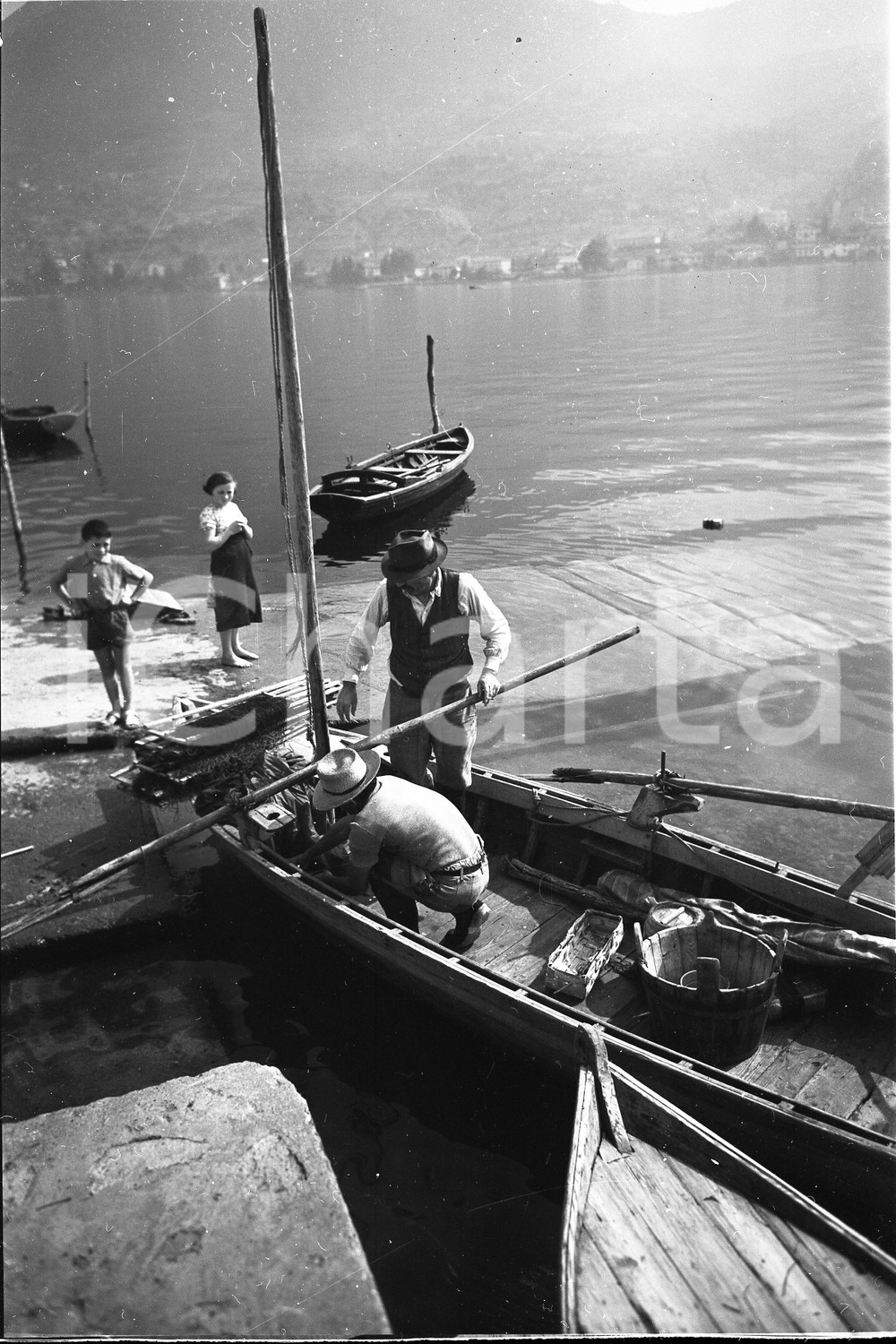 1954 SENSOLE loc. PESCHIERA MARAGLIO BS Pescatori a riva NEGATIVO ORIGINALE   Negativo originale artistico in bianco e nero, su pellicola, in formato cm 6 x 9 CONDIZIONI: FAIR ICharta mette in vendita, sul negozio eBay e in esclusiva sul sito "icharta" il proprio archivio composto da numerose diapositive e negativi fotografici d'epoca, tutti originali e autentici, che attraversano la storia del costume italiano tra gli la fine degli anni Sessanta e Novanta.Si tratta di uno sguardo inedito sull'attualità, la politica, la vita quotidiana, il gossip e la cultura, che fotografa il cambiamento della nazione in quest'ultimo scorcio del XX secolo. Un'occasione unica per il mercato del collezionismo, che vede finalmente disponibile un archivio eccezionale per vastità, tematiche e condizioni, in un settore (il negativo fotografico e la diapositiva) di assoluta novità e dalle interessanti prospettive di investimento. CONDIZIONI:FAIR/discreto originale e autentica 1